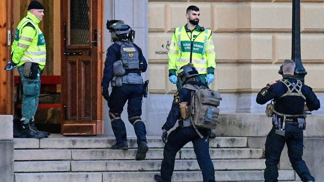 Layanan darurat tiba di sekolah menengah di Kota Malmö, Swedia selatan. (AFP)