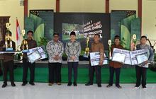 Bupati Trenggalek Berikan Penghargaan Kepada Kelompok Tani Berprestasi