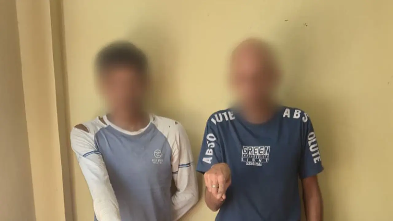 Polisi tangkap bule Prancis Ludovic Roche alias Muhammad Ali (kanan). (Istimewa)