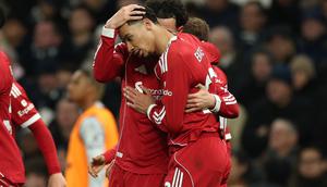 Selebrasi Hugo Ekitike dkk. dalam laga Liga Inggris antara Tottenham vs Liverpool, Minggu (21/12/2025). (AP Photo/Ian Walton)