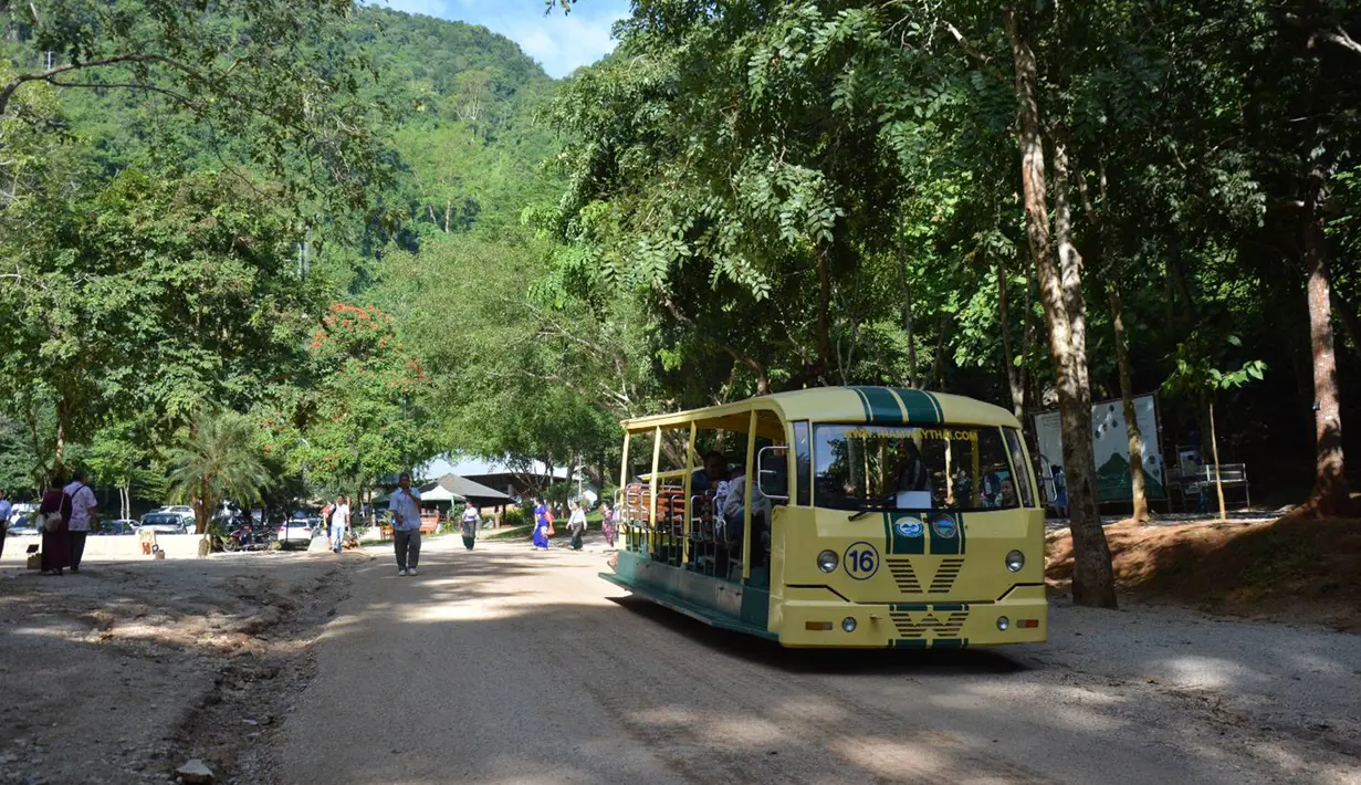 Kendaraan antar jemput wisatawan yang mengunjungi Gua Tham Luang di Provinsi Chiang Rai, utara Thailand, Jumat (1/11/2019). Gua di Thailand di mana anak-anak dari klub sepak bola pernah terjebak kini telah dibuka sebagai objek wisata. (HO/Chiang Rai Provincial Public Relations Office/AFP)