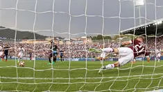 Joe Hart gagal mengamankan gawangnya dari sepakan penalti pemain Atalanta, Franck Kessie pada laga Serie A Italia di Atleti Azzurri d'Italia stadium,  Bergamo, Italy (12/9/2016) dini hari WIB.. Atalanta menang 2-1. (EPA/Paolo Magni)