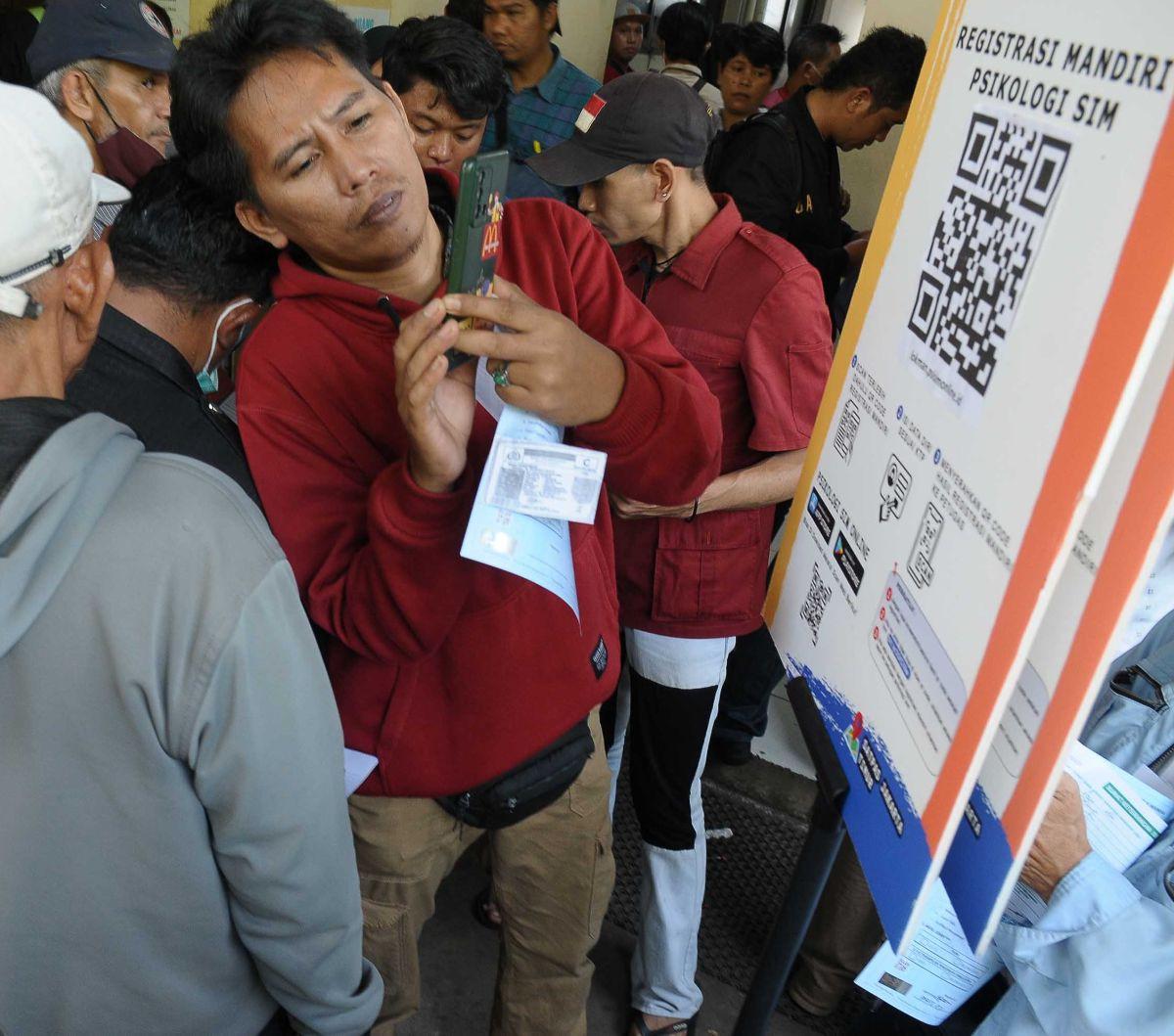 Pemohon melakukan scan barcode saat akan mengisi formulir pendaftaran untuk
mengikuti pemeriksaan kesehatan dan tes psikologi.