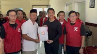 Ketua Umum PSI Kaesang Pangarep menyerahkans surat tugas dukungan dari PSI kepada bakal calon Bupati Boyolali, Agus Irawan yang juga meruakan adik kandung eks ajudan Jokowi.(Liputan6.com/Fajar Abrori)