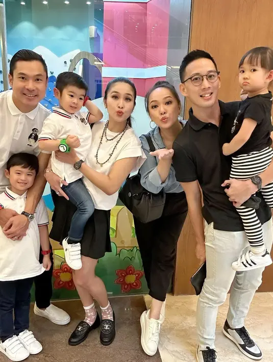 Dua artis cantik ini juga membangun rumah tangga harmonis dan jauh dari gosip. Setelah resmi menikah, Sandra Dewi dan Yuanita fokus mengurus keluarganya. [Instagram/yuanitachrist]