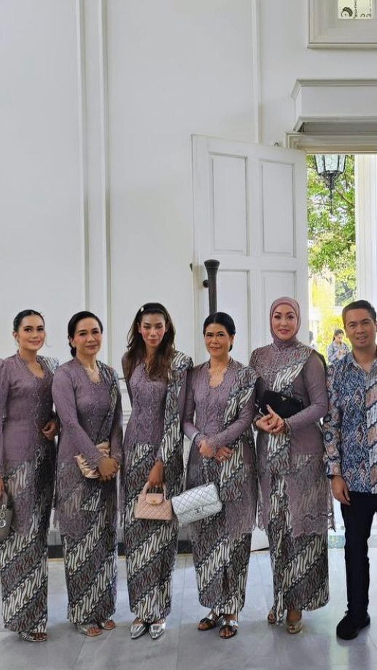 Kompak Mengenakan Baju Seragam <br>