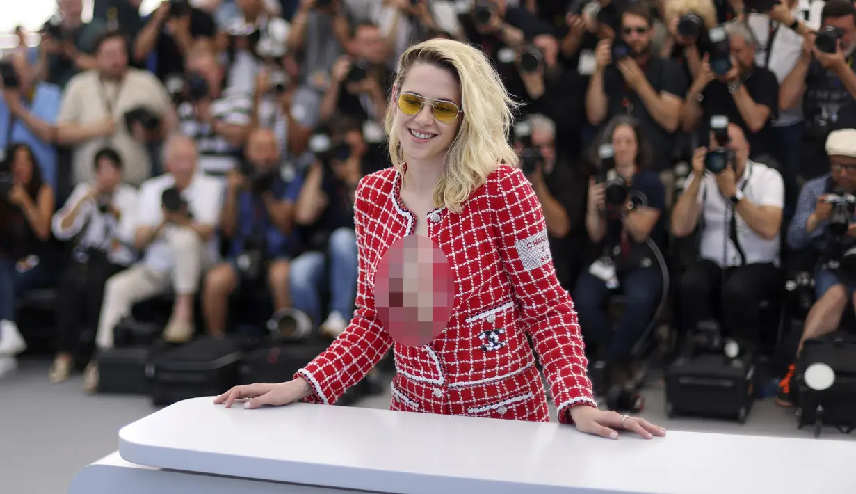 Kristen Stewart berpose untuk fotografer pada sesi pemotretan untuk film Crimes of the Future di Festival Film Cannes, Prancis, 24 Mei 2022. (Photo by Vianney Le Caer/Invision/AP)