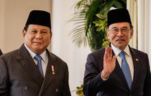 VIDEO: Langkah PM Malaysia Anwar Terhenti! Berkali-kali Tunjuk Kepala BIN Herindra Depan Prabowo