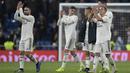 Para pemain Real Madrid menyapa suporter usai mengalahkan Valencia pada laga La Liga di Stadion Santiago Bernabeu, Madrid, Sabtu (1/12). Madrid menang 2-0 atas Valencia. (AFP/Oscar Del Pozo)
