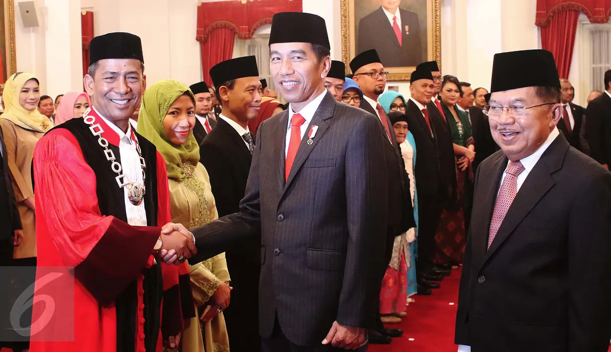 Presiden Joko Widodo dan Wapres Jusuf Kalla memberi selamat kepada Hakim (MK), Saldi Isra usai pelantikan di Istana Negara, Jakarta, Selasa (11/4). Guru Besar Universitas Andalas Padang Saldi Isra dilantik sebagai hakim. (Liputan6.com/Angga Yuniar)