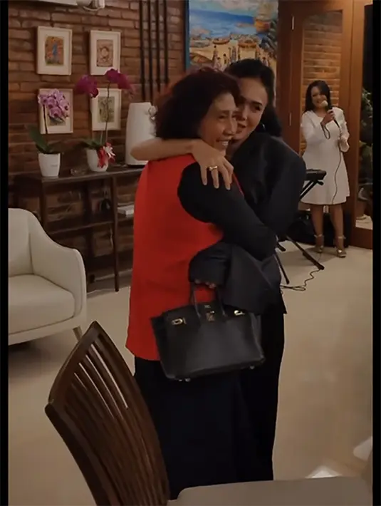 Dalam acara buka bersama tersebut, tampak juga Rosiana Silalahi dan beberapa pemred. "Kemarin seperti dipertemukan dengan kawan2 lama, Pemred2 yg sudah lama tidak berjumpa ..terharu Mas Tok ( Mas Guntur ) dapat hadir & bernyanyi, si cantik mungil Yuni Shara pun datang," tulis Susi Pudjiastuti. [Instagram/susipudjiastuti115]