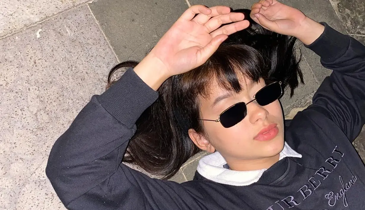 Melalui akun Instagramnya, pemain sinetron Magic In Love ini cukup sering mengunggah penampilannya saat memakai kacamata. Kali ini ia tampil keren dengan sweater berwarna hitam dan kacamata warna hitam model persegi panjang.(Liputan6.com/IG/@maudykoesnaedi)