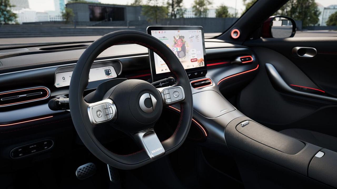 Di tengahnya terdapat layar head unit berukuran 12,8 inci yang dilengkapi dengan konektivitas Apple CarPlay dan Android Auto
