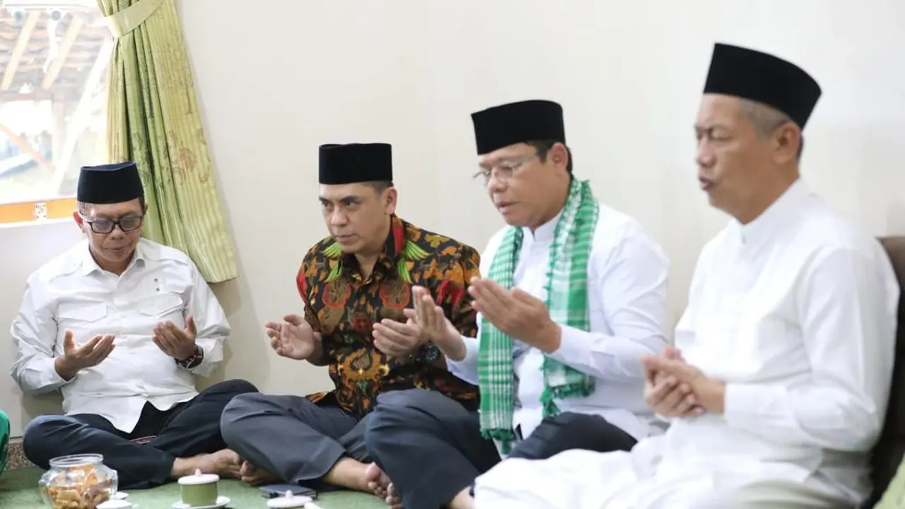 Plt Ketua Umum Partai Persatuan Pembangunan (PPP) Muhamad Mardiono melakukan sowan ke Katib Aam Pengurus Besar Nahdlatul Ulama (PBNU) KH Akhmad Said Asrori, di Pondok Pesantren Raudlotut Thulab, Desa Wonosari, Kelurahan Prajeksari, Kecamatan Tempuran, Mag