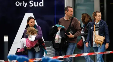 Orang-orang yang berada di Bandara Orly di Paris, Prancis, dievakuasi menyusul sebuah insiden penembakan yang terjadi pada Sabtu, (18/3). (AP Photo)