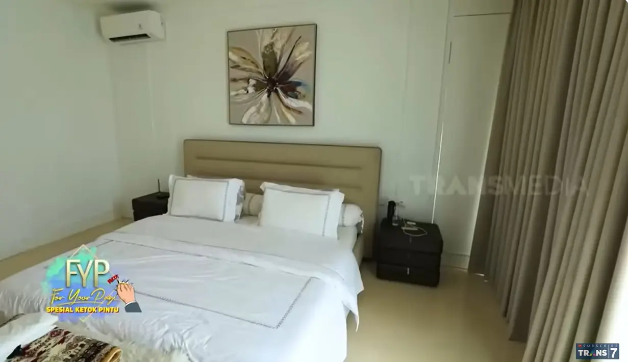 Sebelah tempat bukunya akses masuk kamar Aura Kasih. Sedangkan kamar putrinya berada di sebelahnya. Kamar tampak luas karena tidak banyak barang tersimpan. Hanya televisi besar sebagai sarana hiburan saat di kamar. [Youtube/TRANS7 OFFICIAL]
