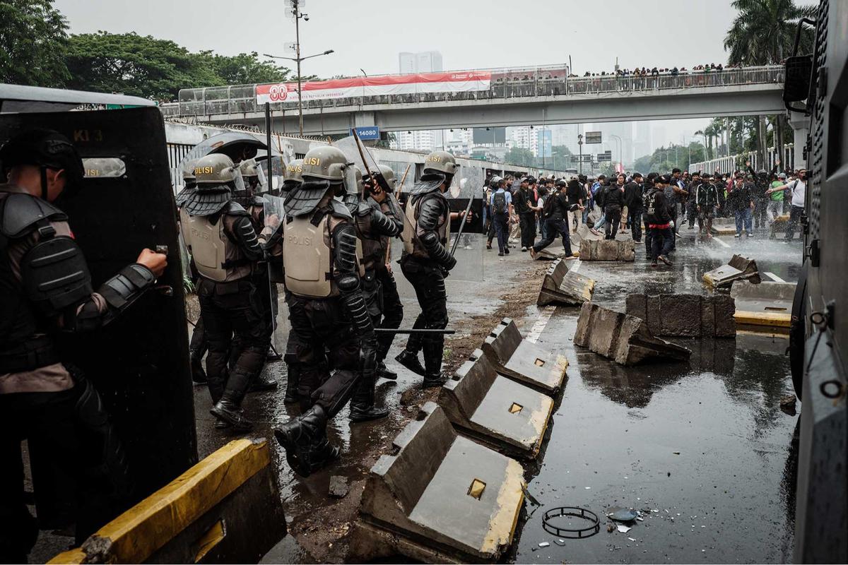 FOTO: Aksi  Demo DPR 25 Agustus, Massa Bentrok dengan Aparat
