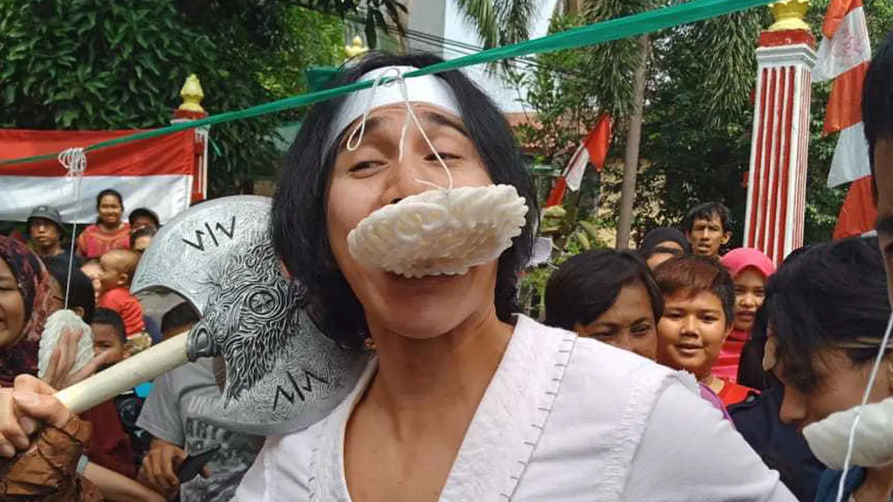 Wiro Sableng ikut lomba makan kerupuk saat Hari Kemerdekaan (Instagram/ vinogbastian__)
