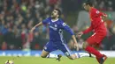 Diego Costa (kiri) meringis kesakitan saat terjatuh ketika berduel dengan pemain Liverpool, Joel Matip pada lanjutan Premier League di Anfield stadium, Liverpool, Selasa (31/1/2017). Liverpool menahan imbang Chelsea 1-1. (AP/Dave Thompson)