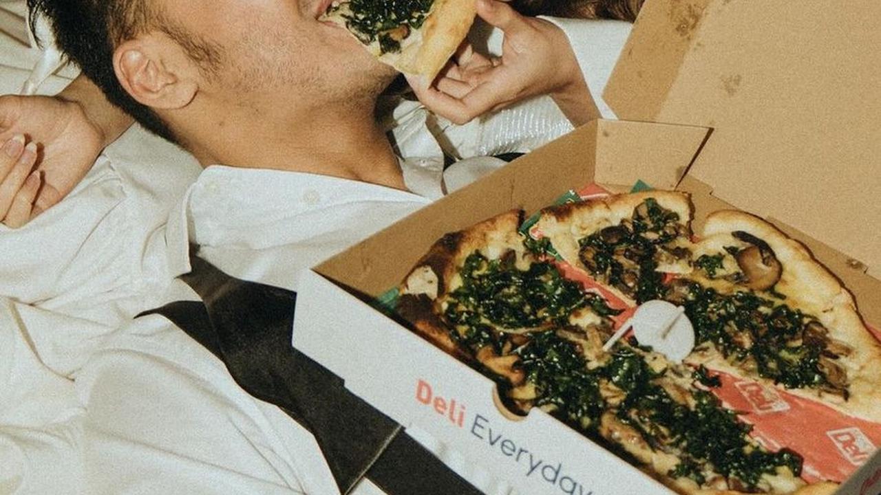 Selain itu, mereka menikmati waktu bersantap pizza bersama, menambah keceriaan momen mereka.&nbsp;