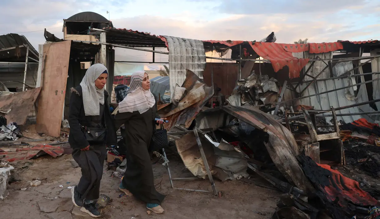 Badan pertahanan sipil Gaza mengatakan pada 4 Desember sedikitnya 20 orang, termasuk lima anak-anak tewas ketika serangan Israel menhantam sebuah kamp pengungsian di dekat Khan Yunis di bagian selatan wilayah itu. (BASHAR TALEB/AFP)