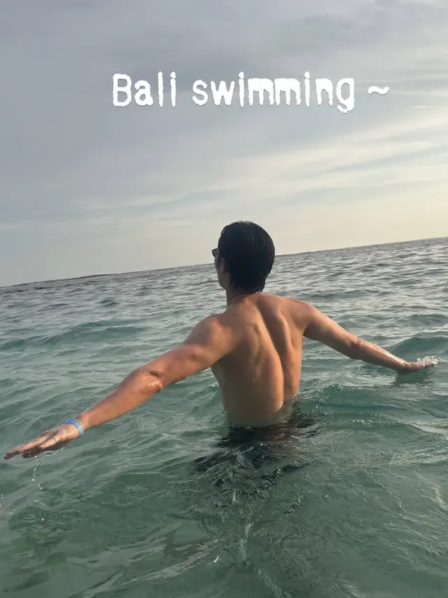 Park Seo Joon sedang liburan di Bali dengan renang. [@bn_sj2013]