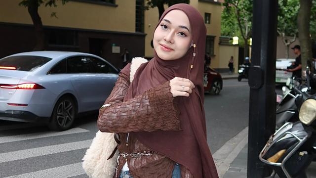6 Potret Fashion Hijab Aya Balqis, Inspirasi Gaya Modis dan Santai