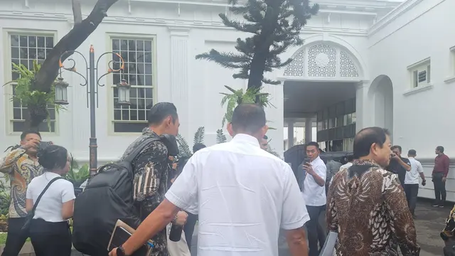 Menteri Agraria dan Tata Ruang/Kepala Badan Pertanahan Nasional (ATR/BPN) Agus Harimurti Yudhoyono (AHY) saat mengikuti rapat pertamanya di Istana Kepresidenan bersama para menteri lainnya