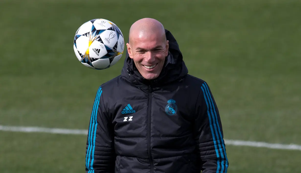 Ekspresi pelatih Real Madrid, Zinedine Zidane saat sesi latihan di Madrid, Spanyol, Selasa (13/2). Real Madrid akan menghadapi Paris Saint Germain (PSG) pada leg pertama 16 besar Liga Champions di Santiago Bernabeu. (AP Photo/Paul White)