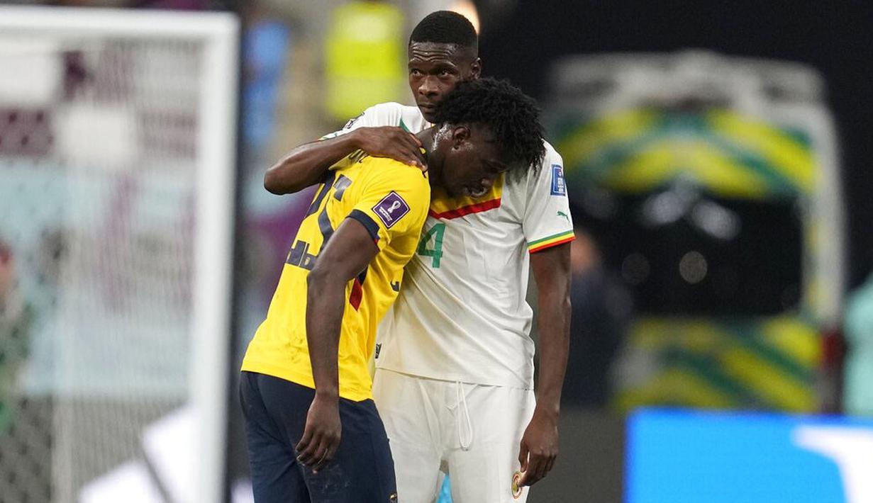 Pemain Ekuador, Jackson Porozo, dipeluk pemain Senegal Abou Cisse pada laga Grup A Piala Dunia di Stadion Khalifa, Doha, Selasa (29/22/2022). (AP/Natacha Pisarenko)