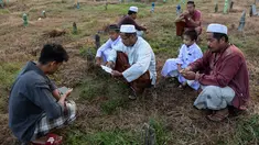 Muslim Thailand berdoa saat menziarahi kuburan kerabat mereka pada perayaan Idul Adha di provinsi Narathiwat, Minggu (11/8/2019). Pada setiap Idul Adha atau menyambut hari besar Islam sebagian warga banyak mendatangi kuburan untuk mendoakan keluarganya. (Madaree TOHLALA/AFP)