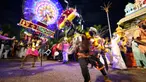 Umat Hindu melakukan prosesi saat berjalan dalam Kuil Sri Subramaniyar pada perayaan Thaipusam di Batu Caves, Kuala Lumpur, Malaysia, Minggu (5/2/2023). Thaipusam, yang dirayakan untuk menghormati Dewa Murugan, adalah acara tahunan umat Hindu untuk mencari berkah, memenuhi sumpah, dan mengucapkan terima kasih. (AP Photo/Vincent Thian)