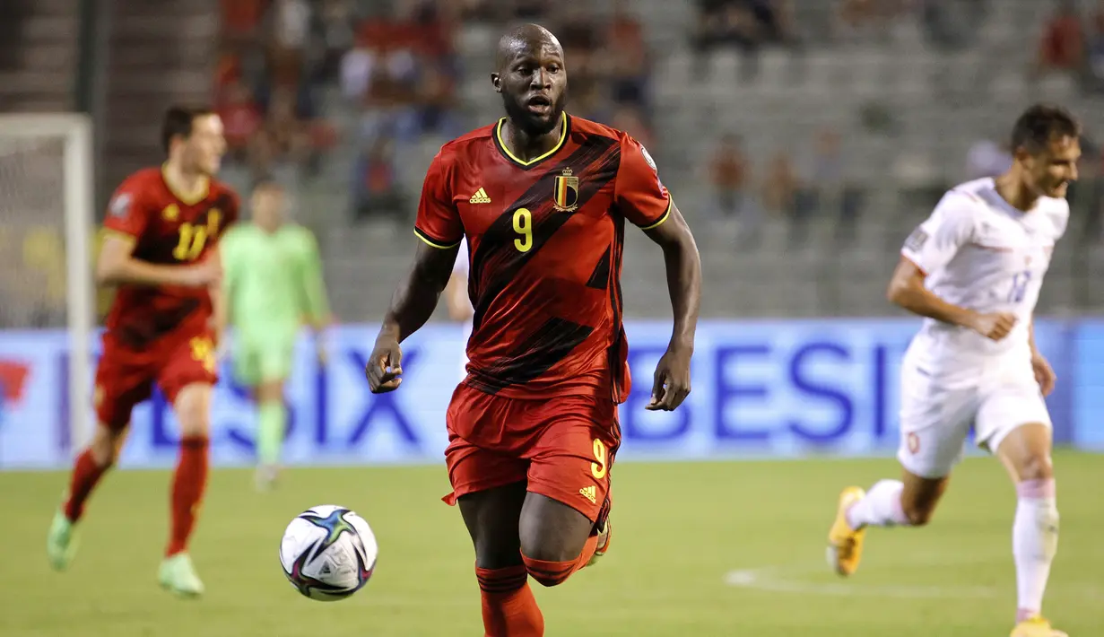 Pada menit ke-32 Romelu Lukaku hampir mencetak gol keduanya. Tembakannya masih mampu diantisipasi kiper pengganti, Jindrich Stanek usai menerima umpan dari Eden Hazard. (Foto: AP/Olivier Matthys)