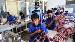 Warga binaan mengikuti kegiatan bimbingan kerja garmen di Lapas Kelas 1 Tangerang, Kota Tangerang (29/10). Proses menjahit di ruangan seluas 70 meter persegi dilakukan dari awal hingga jadi. (Liputan6.com/Fery Pradolo)