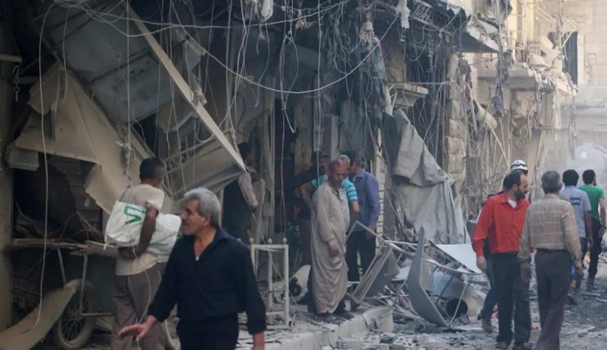 Kondisi pasar usai digempur serangan udara di distrik al-Fardous, , Aleppo, Suriah, Rabu (12/10). Serangan udara terhadap kota yang dikuasai oleh pemberontak di Aleppo menewaskan sedikitnya 15 orang. (REUTERS/Abdalrhman Ismail)