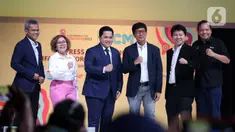 Ketua PSSI sekaligus Menteri BUMN Erick Tohir (ketiga kiri) bersama Direktur SCM Sutanto Hartono (ketiga kanan) foto bersama usai jumpa pers di SCTV Tower saat menggelar Jumpa Pers di SCTV Tower, Jakarta, Selasa (28/2/2023). Jumpa pers tersebut terkait Perhelatan Piala Dunia U-20 2023 ini akan disiarkan langsung Emtek Group lewat SCM. Pecinta bola di Indonesia bisa menyaksikan seluruh pertandingan melalui SCTV, INDOSIAR, VIDIO, MOJI, Mentari TV, Nex Parabola, dan Champions TV. (Liputan6.com/Johan Tallo)