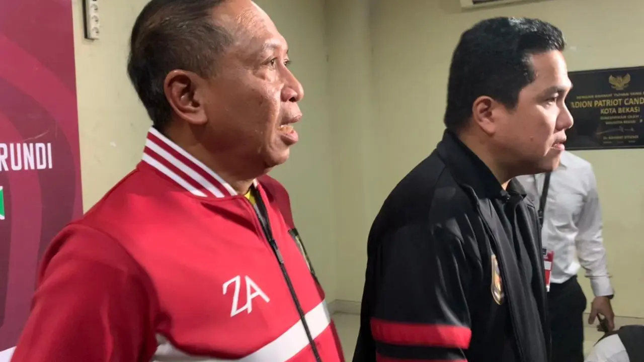 Ketua Umum PSSI, Erick Thohir (baju hitam)