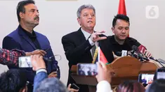 Duta Besar Palestina untuk Indonesia, Zuhair Saleh Mahfud Al Shun (tengah) memberikan keterangan terkait perkembangan Palestina terkini di di Jakarta, Selasa (10/10/2023). (Liputan6.com/Faizal Fanani)