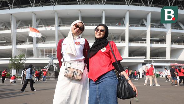 Suporter wanita berpose saat Timnas Indonesia menghadapi Irak pada laga Grup F putaran kedua Kualifikasi Piala Dunia 2026 zona Asia di Stadion Utama Gelora Bung Karno (SUGBK), Senayan, Jakarta, Kamis (6/6/2024). (Bola.com/M Iqbal Ichsan)