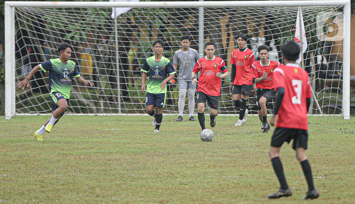 Pertandingan sepak bola dalam rangkaian HUT Gerindra ke-15 di Lapangan Sepak bola DPR RI, Jakarta, Selasa (31/1/2023). Sejumlah kegiatan dilaksanakan dalam rangkaian HUT Gerinda Ke-15 yang digelar sederhana dan tidak secara foya-foya. (Liputan6.com/Faizal Fanani)