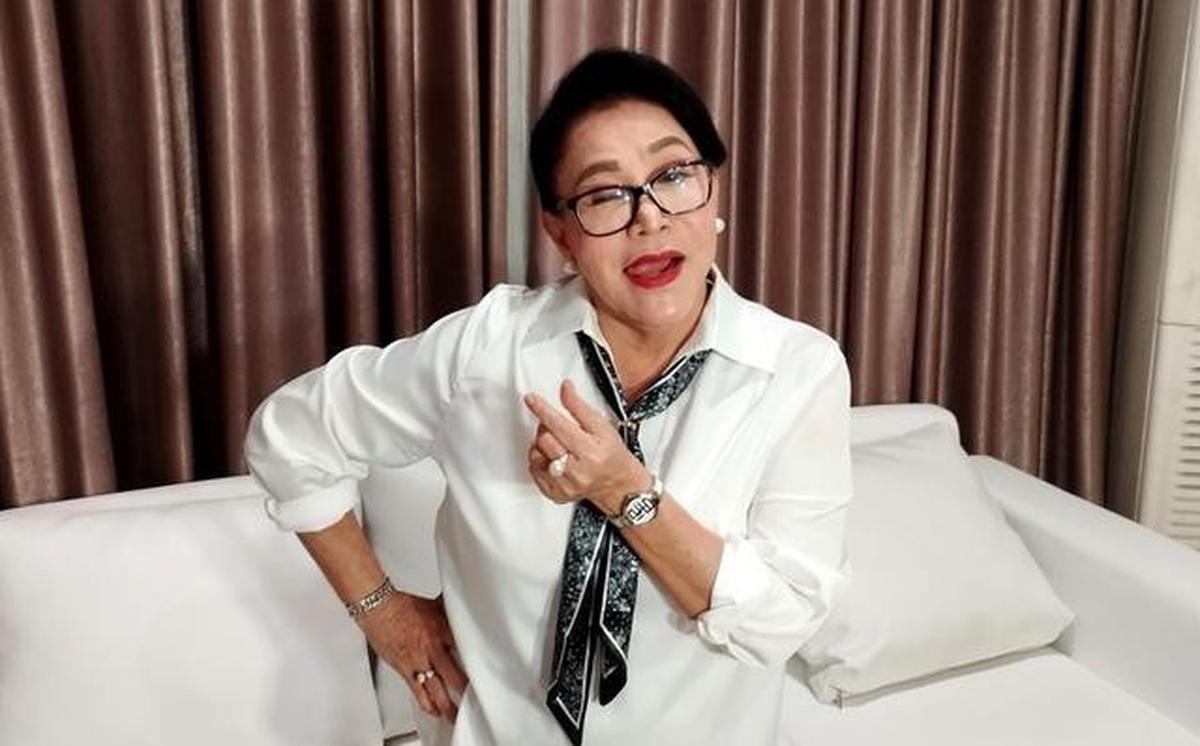 Mpok Atiek Ingin Terlihat Cantik dan Eksis di Usia 70, Rutin Lakukan Perawatan