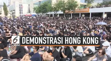 Aksi protes di Hong Kong diramaikan ratusan pelajar sekolah menengah atas. Kelompok remaja tersebut menuntut pemerintah jalankan reformasi politik.