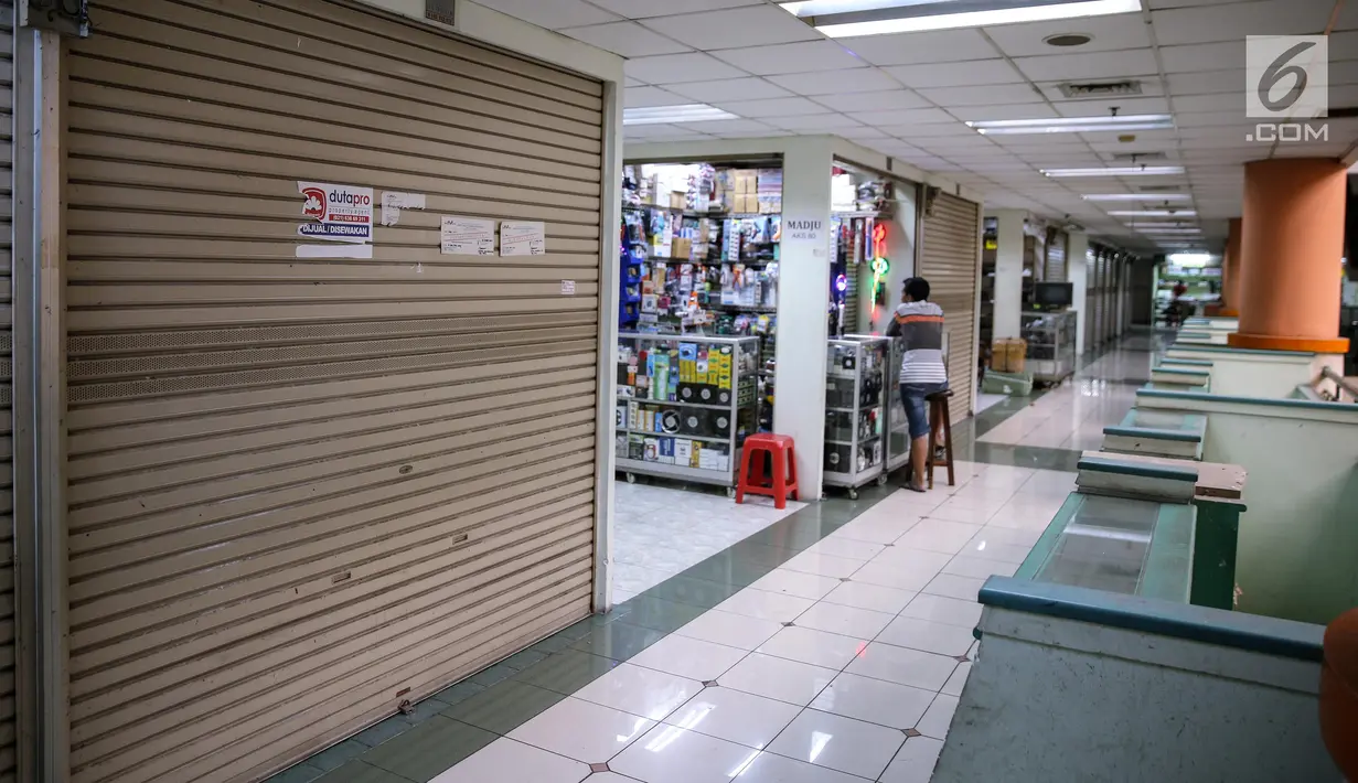 Seorang calon pembeli mengunjungi toko di pusat perbelanjaan Glodok, Jakarta, Selasa (18/7). Maraknya bisnis jual beli online di Indonesia menjadi faktor besar pada turunnya jumlah kunjungan masyarakat ke pusat belanja. (Liputan6.com/Faizal Fanani)