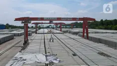 Foto udara Slap Track atau bantalan rel di Pabrik Slab Track PT Wika Beton, Karawang, Jawa Barat, Rabu (18/5/2022). Produksi bantalan rel Kereta Cepat Jakarta - Bandung (KCJB) membutuh 30.177 unit slab track. WIKA Beton memproduksi 14.786 unit yang rampung dua minggu lebih cepat dari yang sebelumnya dijadwalkan, yakni akhir Mei 2022. (Liputan6.com/Herman Zakharia)