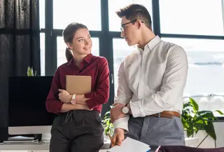 Hubungan romantis di kantor yang sering membuat hubungan tidak nyaman./copyright depositphotos/AlexLipa