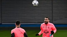 Gelandang Manchester City Mateo Kovacic menghadiri sesi latihan tim menjelang lanjutan Liga Champions di tempat latihan Manchester City di barat laut Inggris, Senin (27/11/2023). (Paul ELLIS / AFP)