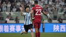 Seorang penyusup lapangan berlari mengajak tos kiper Argentina, Emiliano Martinez pada laga persahabatan antara Argentina melawan Australia di Workers' Stadium, Beijing, Kamis (15/06/2023). (AP Photo/Mark Schiefelbein)