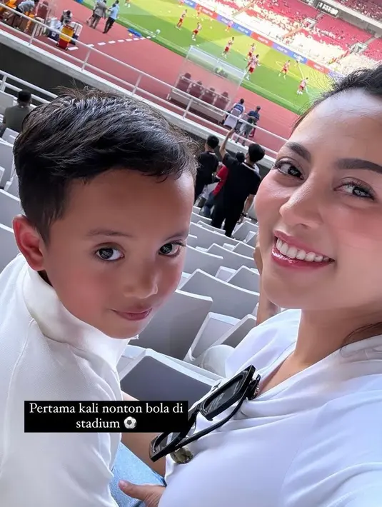 Rachel Vennya hadir dengan penampilan kasualnya, mengenakan kaus berwarna putih.