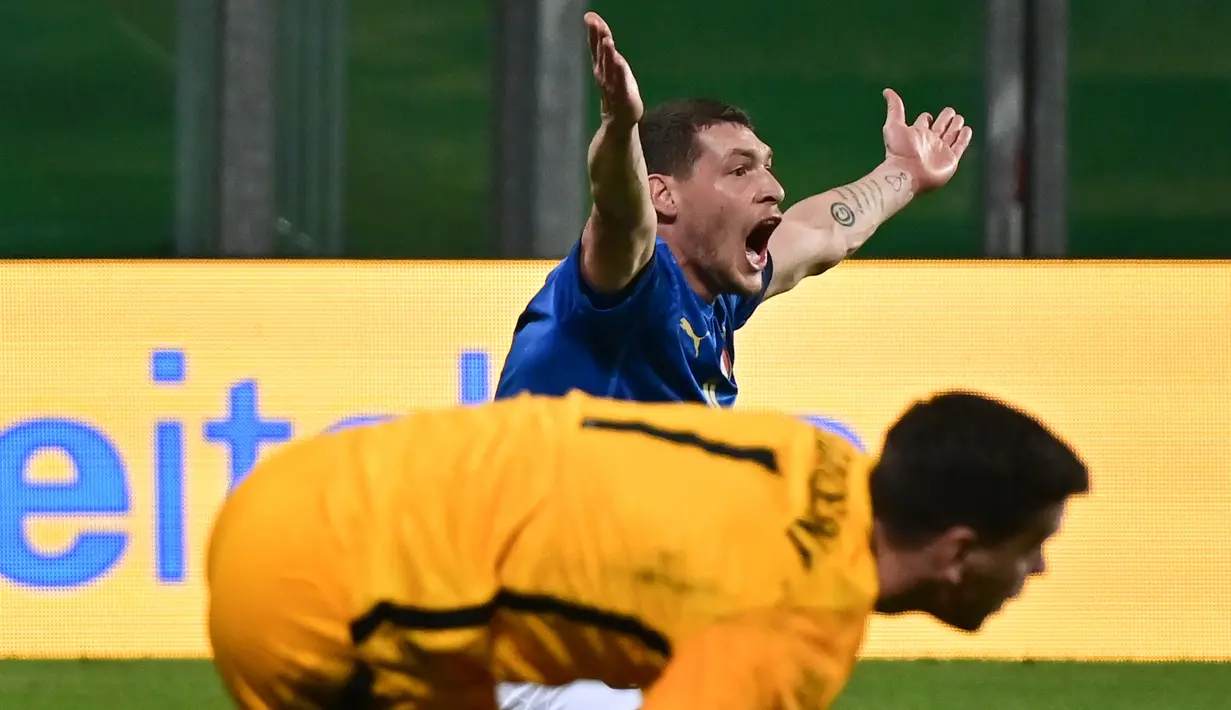 Striker Italia, Andrea Belotti, kecewa dengan keputusan wasit yang tidak memberi hukuman penalti dalam laga UEFA Nations League Grup A1 melawan Polandia di Stadion Mapei, Italia, Senin (16/11/2020) dini hari WIB. Italia menang 2-0 atas Polandia. (AFP/Miguel Medina)