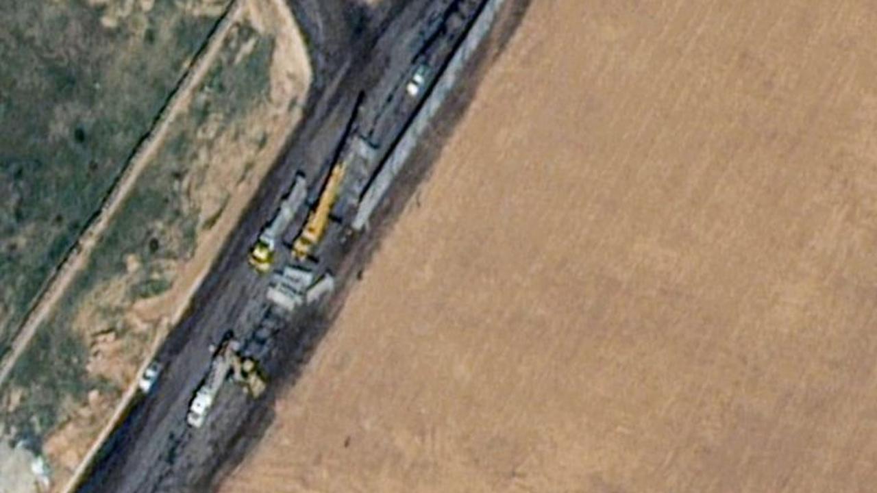 Foto-foto satelit memperlihatkan tembok beton setinggi 7 meter tampak dibangun di sisi penyeberangan Rafah di Mesir.&nbsp;Maxar Technologies/Handout via REUTERS